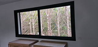 Maisons neuves — Fenêtre vitrée donnant sur la terrasse vue intérieure
